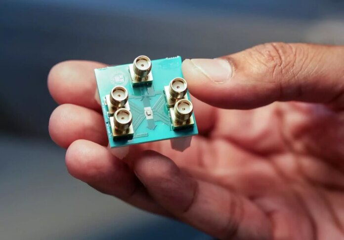 The “microwave brain” chip is an experimental chip that processes AI with less power than 200 milliwatts