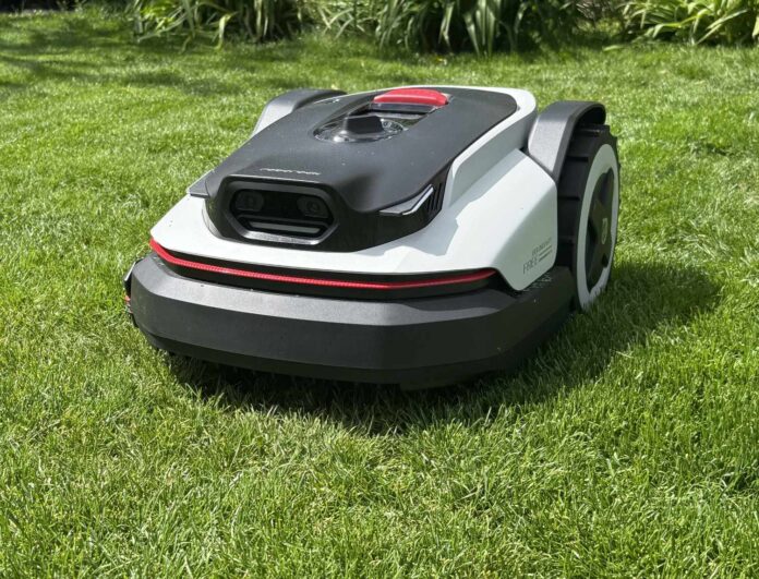 Edge-cutting module on an entry-level robotic lawn mower: Roborock RockNeo Q1 review